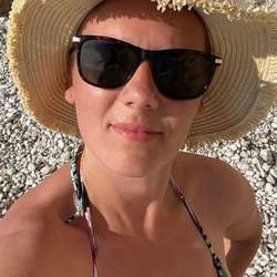 BlondeGirl's Chat & Dating Profile