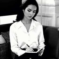 Iulia's Chat & Dating Profile