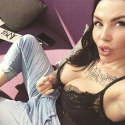 LezCokeBimbo's Chat & Dating Profile