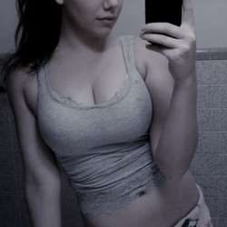 ashleyraee22's Chat & Dating Profile